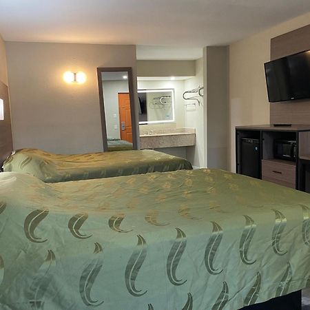 Brentwood Inn & Suites Suffolk Bagian luar foto