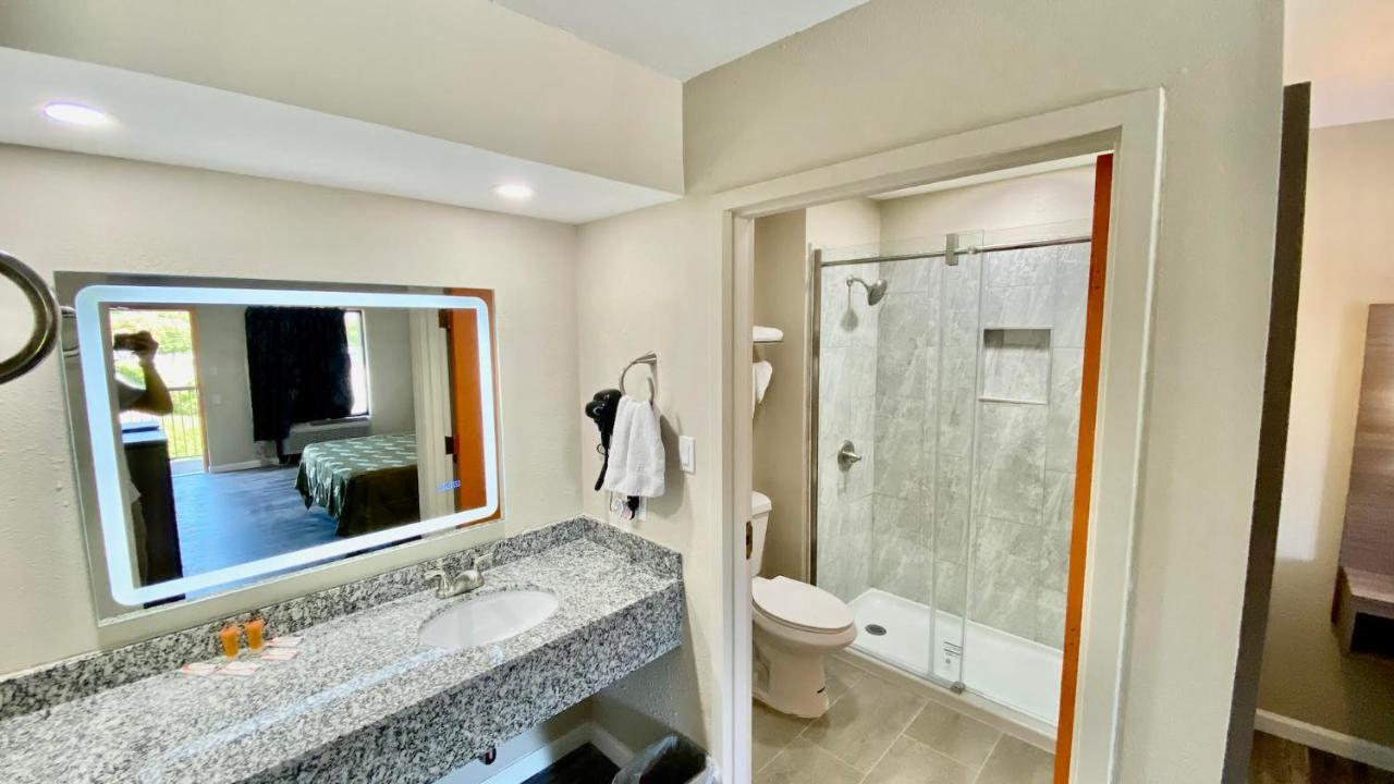 Brentwood Inn & Suites Suffolk Bagian luar foto