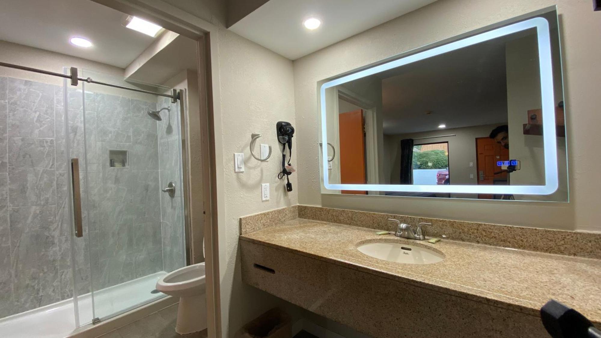 Brentwood Inn & Suites Suffolk Bagian luar foto