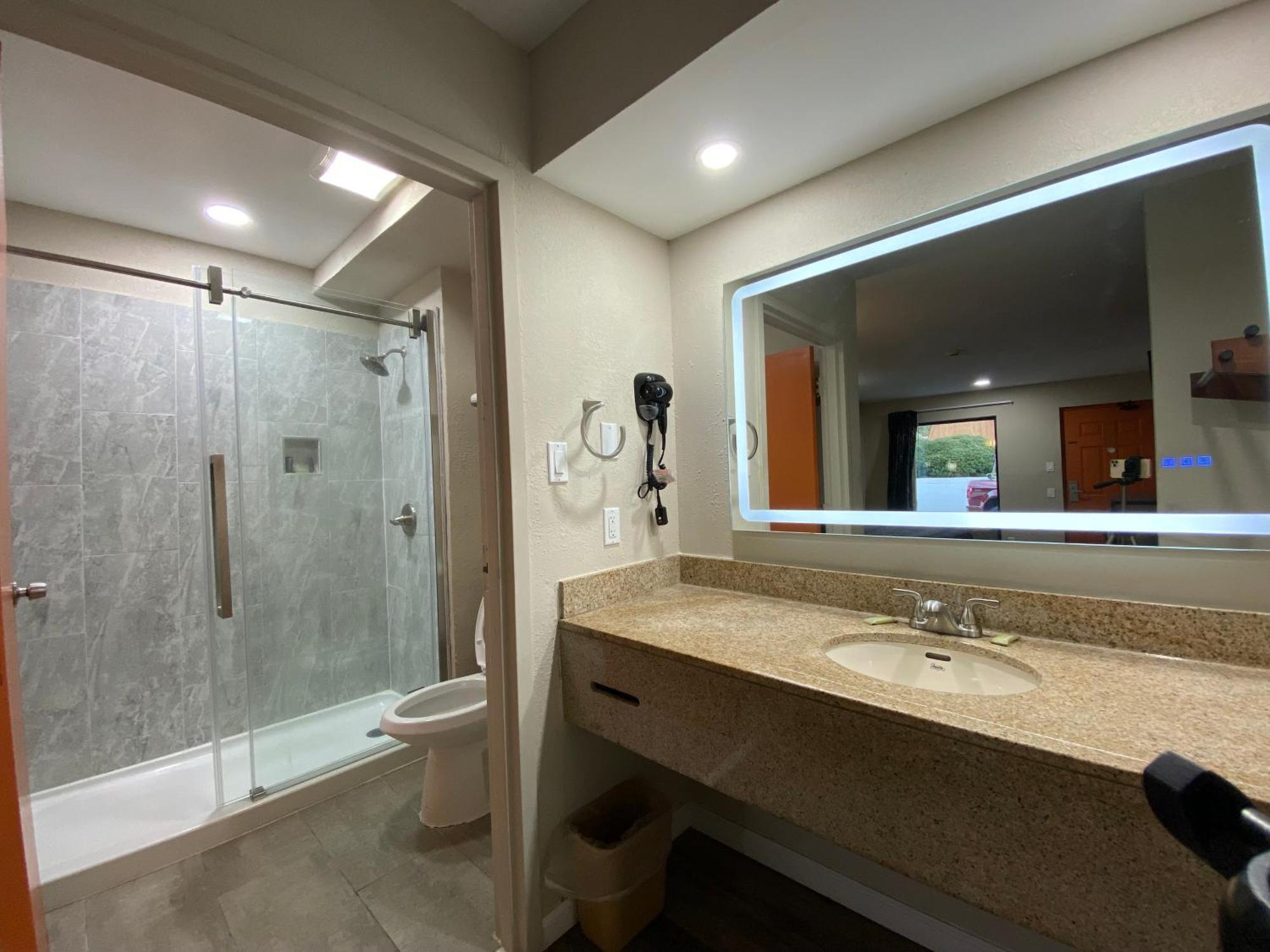 Brentwood Inn & Suites Suffolk Bagian luar foto