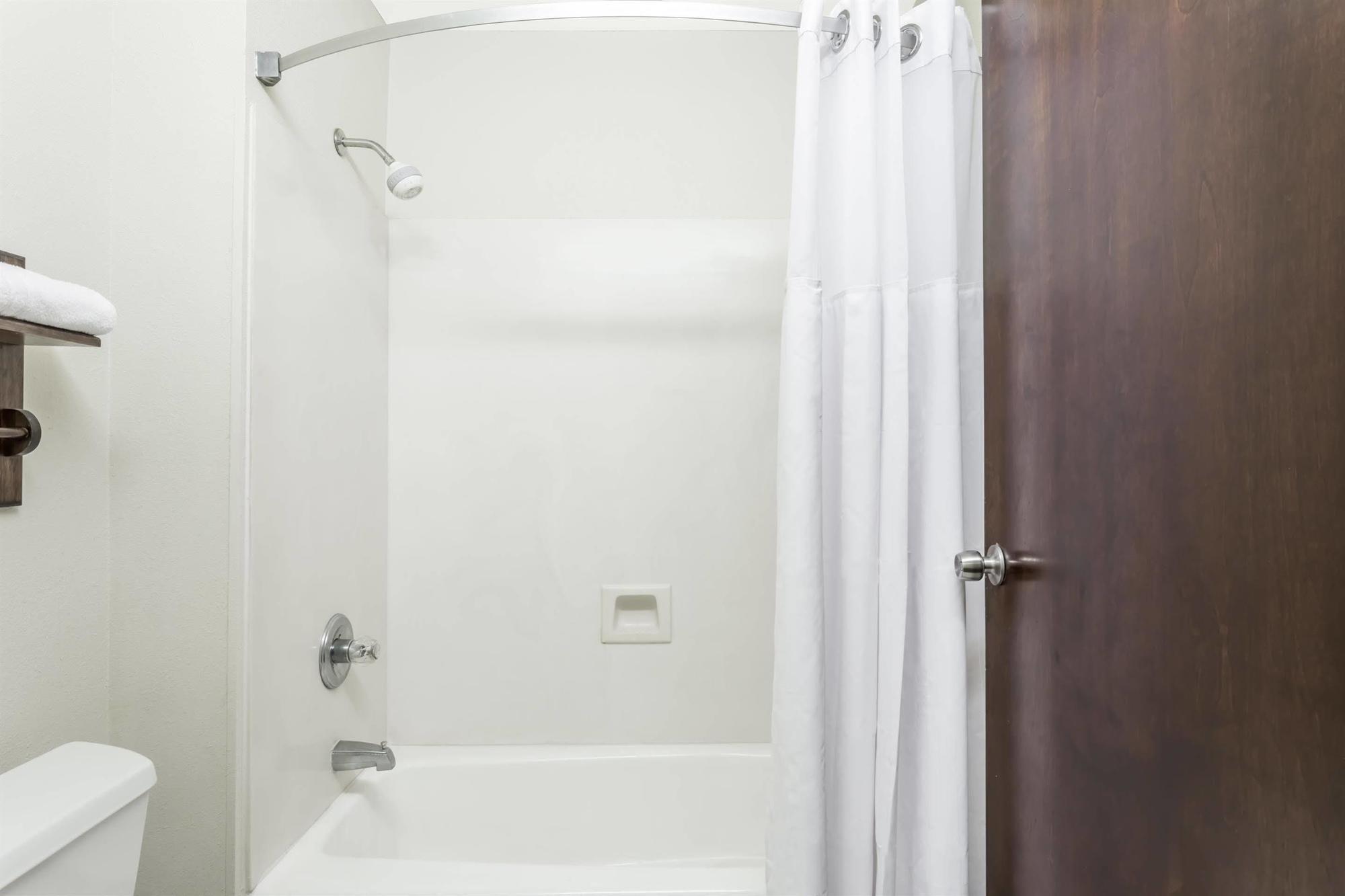 Brentwood Inn & Suites Suffolk Bagian luar foto